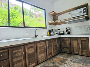 Wasserkocher mit Kaffee-/Teezubehör, Kühlschrank, Mikrowelle, Herdplatte