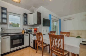 Jääkaappi, mikroaaltouuni, uuni, liesi