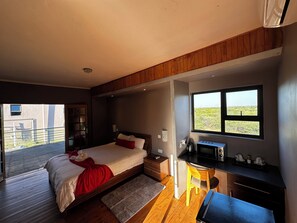 Kamar Double Comfort, pemandangan bukit | Meja kerja, ruang kerja ramah laptop, dan setrika/meja setrika