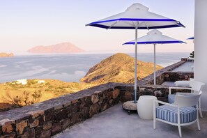 Balcony view - Odyssey Rock (Milos)