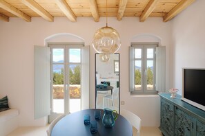 Suite ejecutiva, vista al mar | Área de sala de estar | Smart TV de 43 pulgadas con canales digitales y servicios de streaming