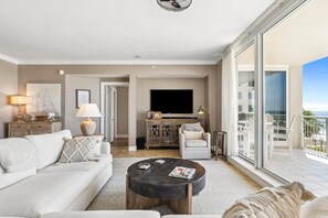 Condo, nhiều giường (Indigo East 406) | Khu phòng khách | TV 