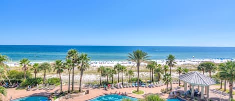 公寓客房, 多張床 (Indigo East 406) | 游泳池 | 室外游泳池和溫水游泳池