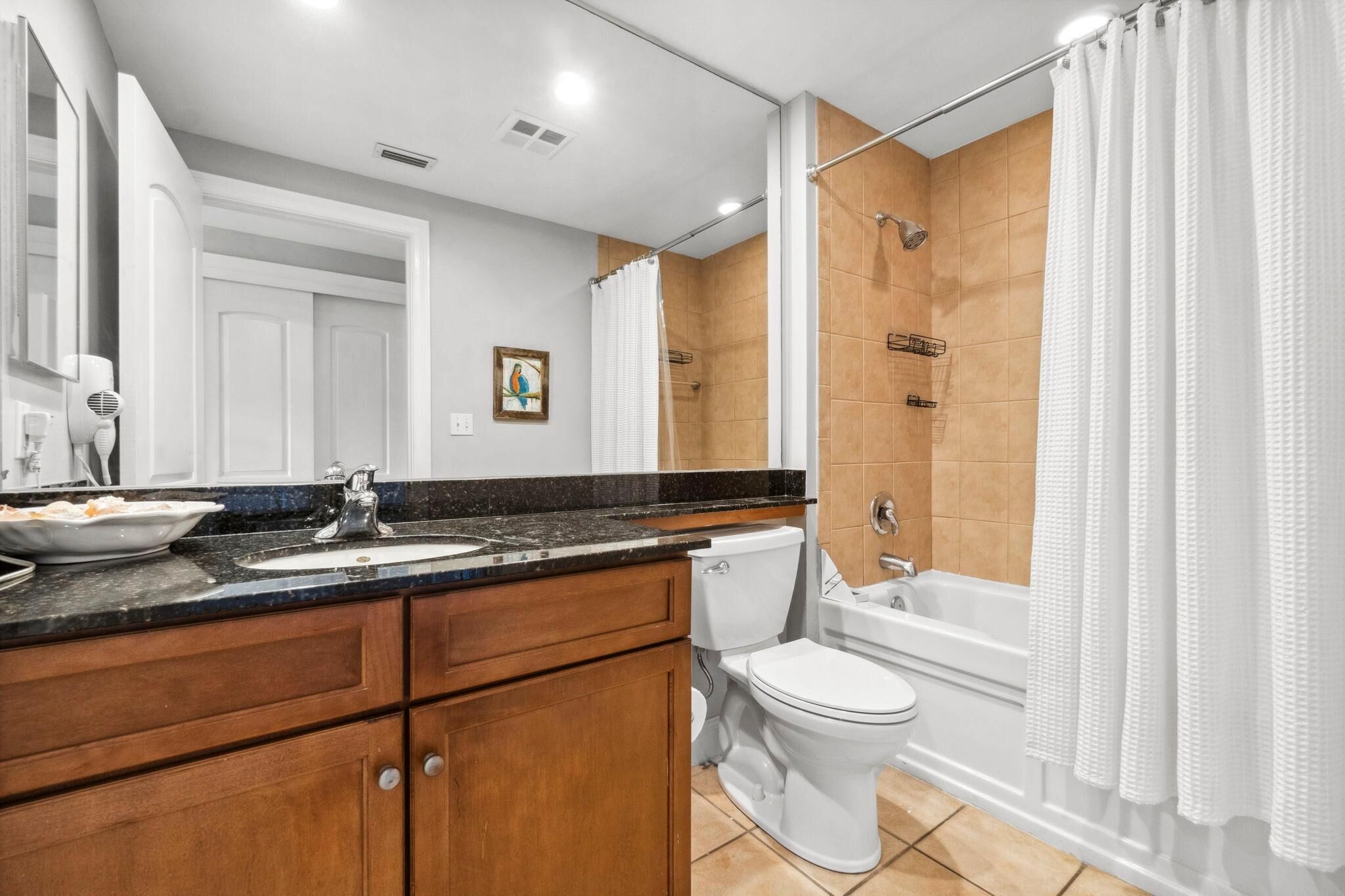 Une salle de bain moderne avec un lavabo, des toilettes et une baignoire.