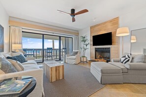 Living area | TV - Shipwatch C202 (Pensacola)