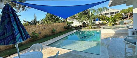 Alberca al aire libre y alberca climatizada