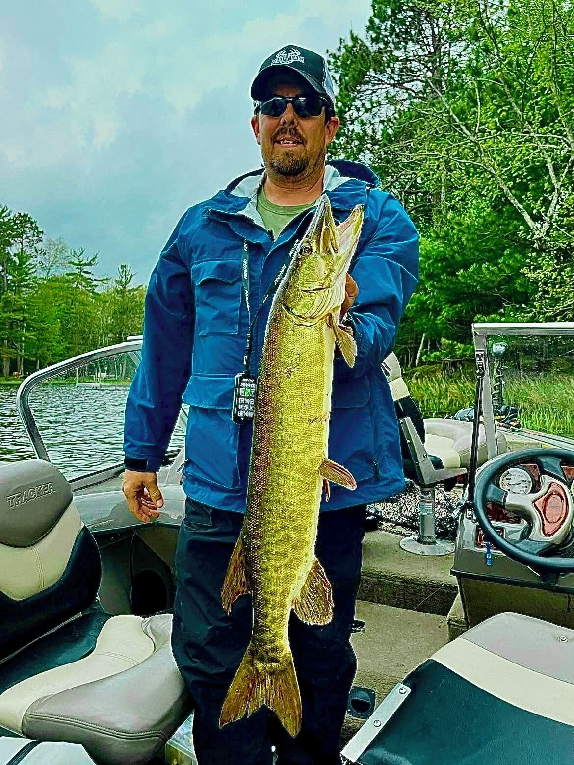Pessoa segurando um peixe grande em um barco.