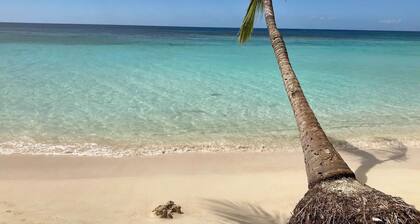 Beautiful and comfortable 2 bedroom unit, full furnished and close the beach.