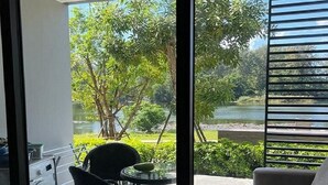 Appartement, vue lac | Coin séjour | Télévision à écran plat de 40 pouces avec chaînes par satellite
