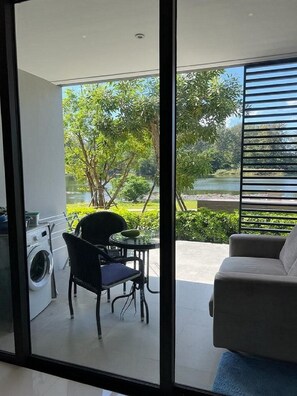 Apartment, Seeblick | Wohnbereich | 40-Zoll-Flachbildfernseher mit Satellitenempfang