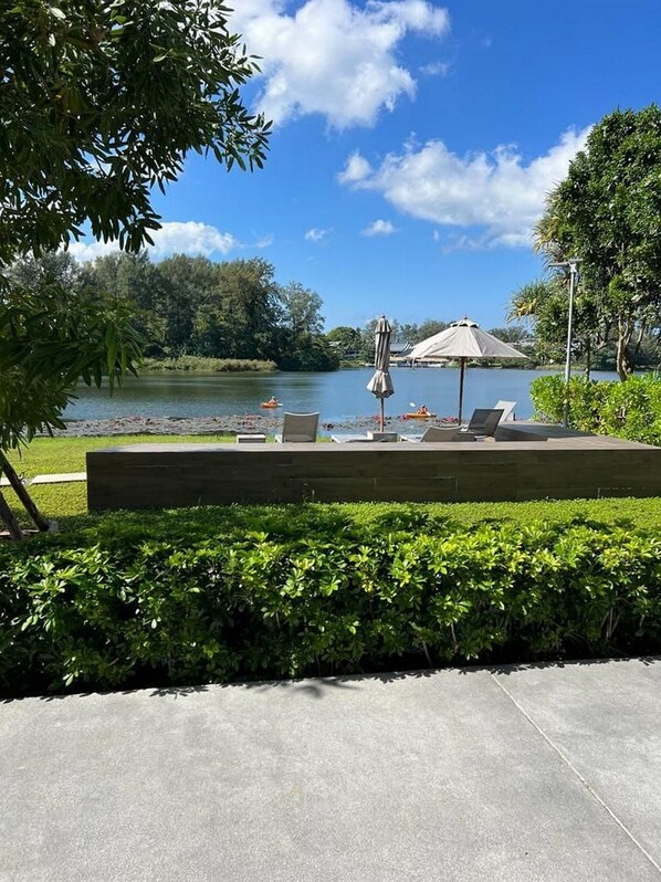 Apartment, Seeblick | Wohnbereich | 40-Zoll-Flachbildfernseher mit Satellitenempfang