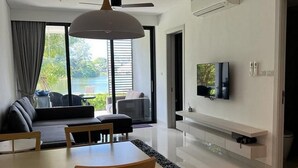 Appartement, vue lac | Coin séjour | Télévision à écran plat de 40 pouces avec chaînes par satellite
