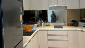 Appartement, vue lac | Cuisine privée | Réfrigérateur, micro-ondes, plaque de cuisson
