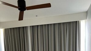 Appartement, vue lac | 2 chambres, minibar, coffres-forts dans les chambres, rideaux occultants