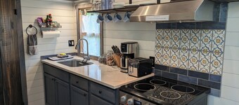 Cozy tiny home w/lofted king bed, outdoor oasis and 5-15m to local activities