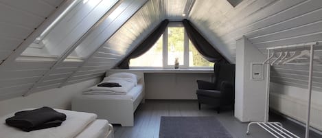5 bedrooms, travel crib, WiFi, bed sheets
