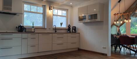 Kjøleskap, ovn, kokeplater og oppvaskmaskin