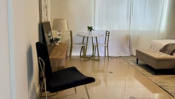 1 chambre, fer et planche Ă repasser, Wi-Fi, draps fournis