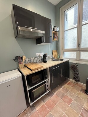 Microwave, oven, stovetop - Au Pied du Château - Appartement 4 Pers. Tout Confort (Azay-le-Rideau)