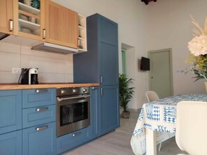 Fridge, coffee/tea maker