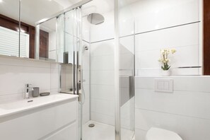 Dusche, Haartrockner, Handtücher, Toilettenpapier