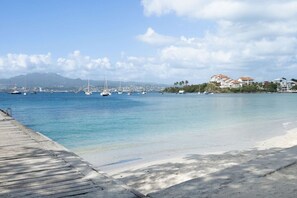 Playa en los alrededores y toallas de playa 