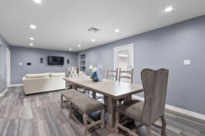 Dining - Rustic Modern Spacious home/near Nrg, Downtown, meyerland plaza (Houston)