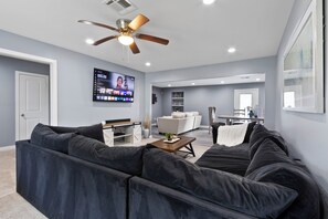 Smart TV, books - Rustic Modern Spacious home/near Nrg, Downtown, meyerland plaza (Houston)