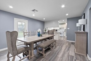 Dining - Rustic Modern Spacious home/near Nrg, Downtown, meyerland plaza (Houston)