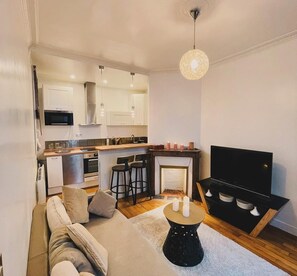 Living area - Beautiful and cozy appartement in Paris 12 eme to rent. Totally remodeled.
(Paris)