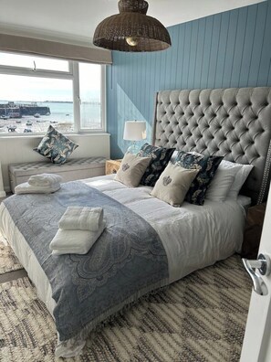 4 quartos, escrivaninha, ferros/tábuas de passar roupa, berço de viagem