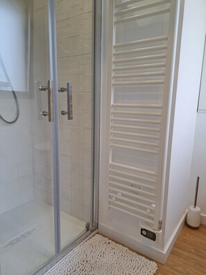 Shower, eco-friendly toiletries, hair dryer, towels - Les Terrasses de Condate - Rennes Canal St Martin (Rennes)