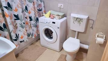 Hårføner, håndklær, såpe og toalettpapir