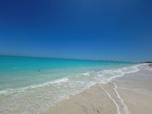 En la playa, camastros y toallas de playa 