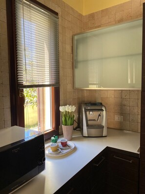 Fridge, microwave, oven, stovetop - Cozy house in the center of the village, only 1 km from the first beach. (Villasimius)