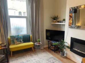 Fireplace - 1 Bed Victorian Flat Sleeps 4 - Garden & Patio (London)