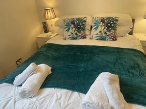 1 bedroom, iron/ironing board, free WiFi, bed sheets - 1 Bed Victorian Flat Sleeps 4 - Garden & Patio (London)