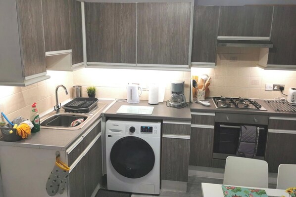 ตู้เย็น, ไมโครเวฟ, เตาอบ, เตาประกอบอาหาร