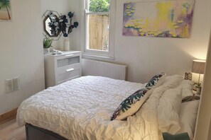 1 bedroom, iron/ironing board, free WiFi, bed sheets - 1 Bed Victorian Flat Sleeps 4 - Garden & Patio (London)
