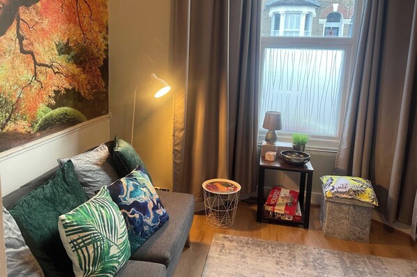 Fireplace - 1 Bed Victorian Flat Sleeps 4 - Garden & Patio (London)