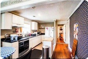Fridge, microwave, oven, stovetop - The Artist Abobe, 5 min from Downtown Atlanta! (Atlanta)