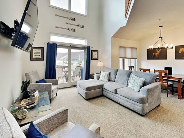 House (4 Bedrooms) | Living area