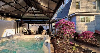 Colonial Retreat - Private Hot Tub, Fenced Yard, Cozy Amenities