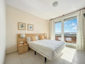 1 habitación, tabla de planchar con plancha y ropa de cama