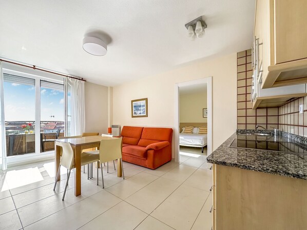 Un apartamento moderno con comedor, cocina y sala de estar.