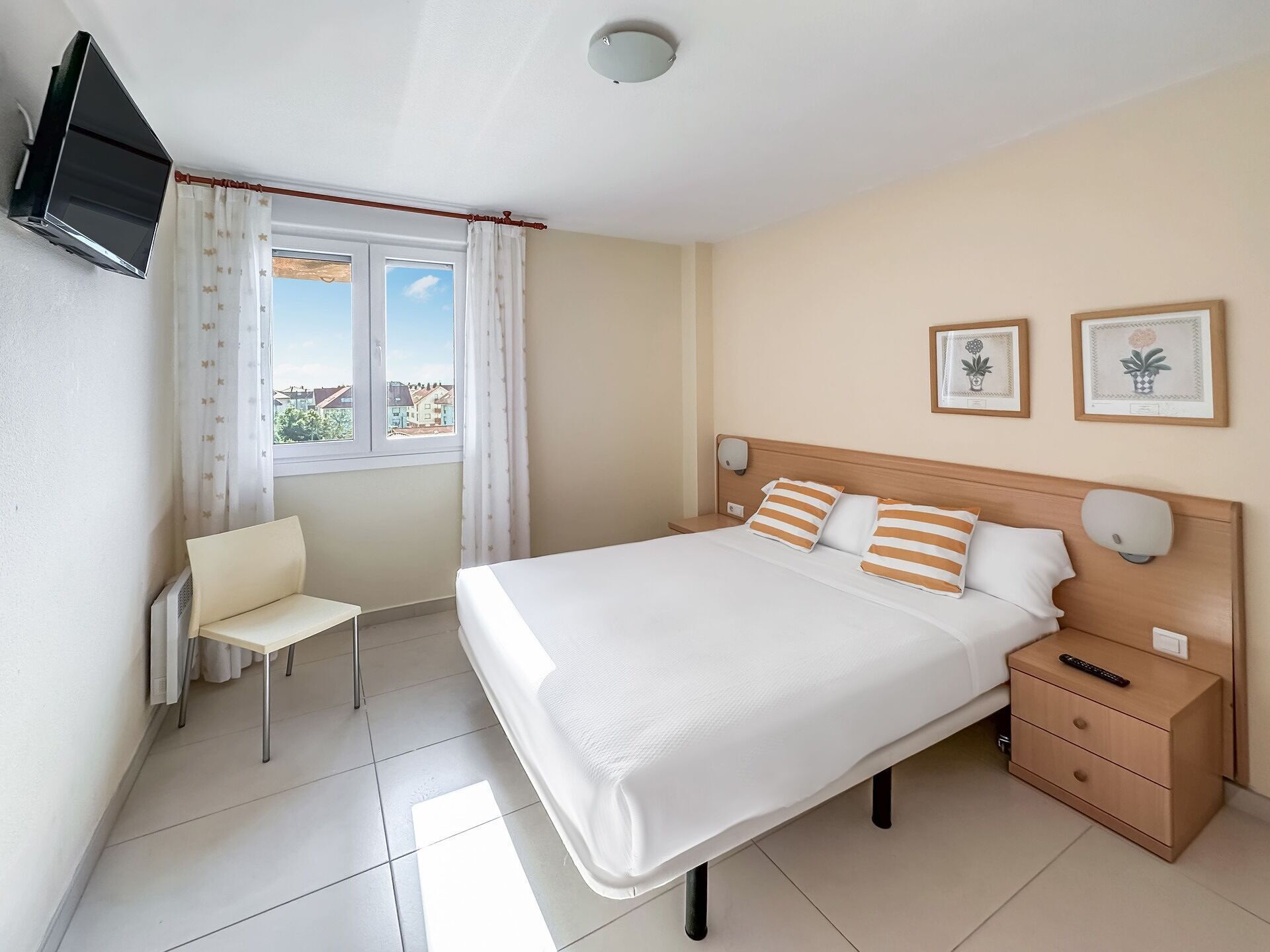 1 chambre, fer et planche à repasser, draps fournis