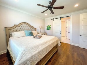 3 bedrooms, iron/ironing board, WiFi, bed sheets - Spacious house in a quiet community in Oxford, Ms. Pet Friendly.  (Oxford)