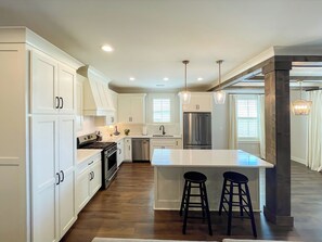 Microwave, oven, stovetop, dishwasher - Spacious house in a quiet community in Oxford, Ms. Pet Friendly.  (Oxford)