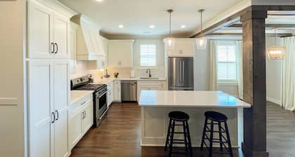 Spacious house in a quiet community in Oxford, Ms. Pet Friendly.