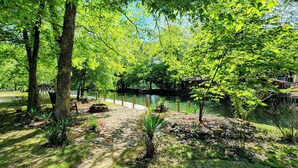 Ein friedlicher Park mit Teich, Steinweg und Bäumen.